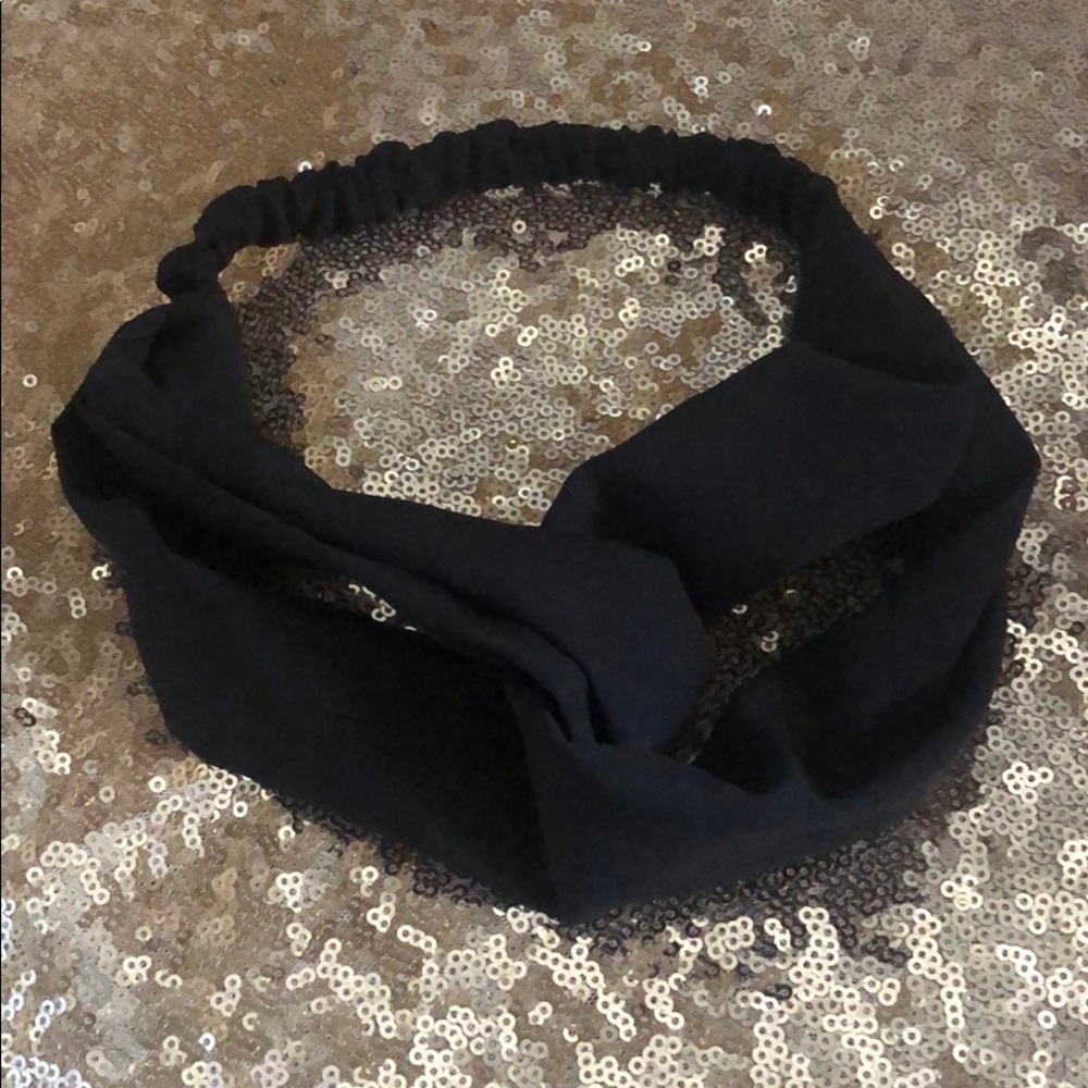 Black Aeropostale twist front headband
